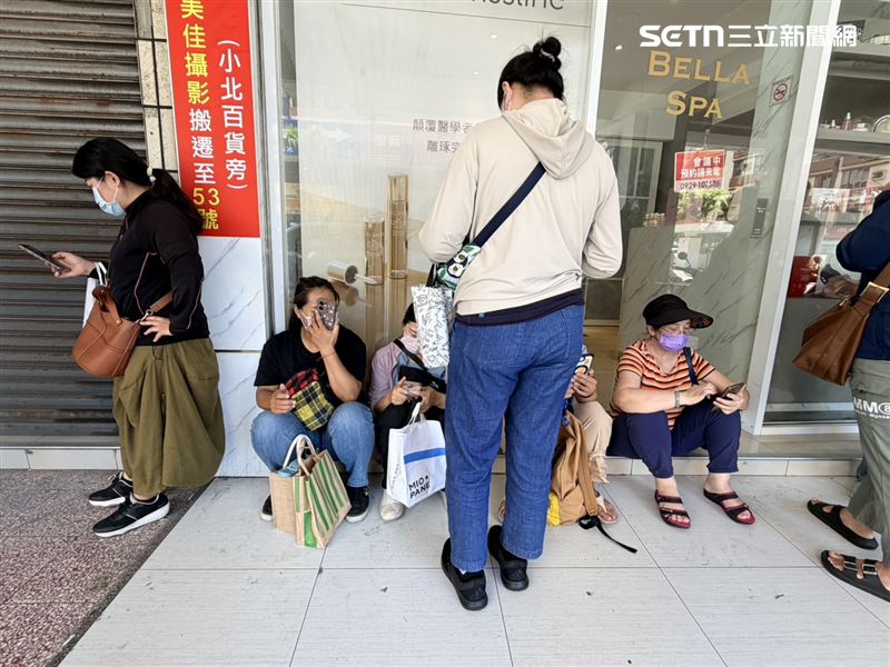 排隊民眾自備椅子歇腳，每天限量發售400瓶，不少人昨天已經撲空。（圖／記者林昱孜攝影）