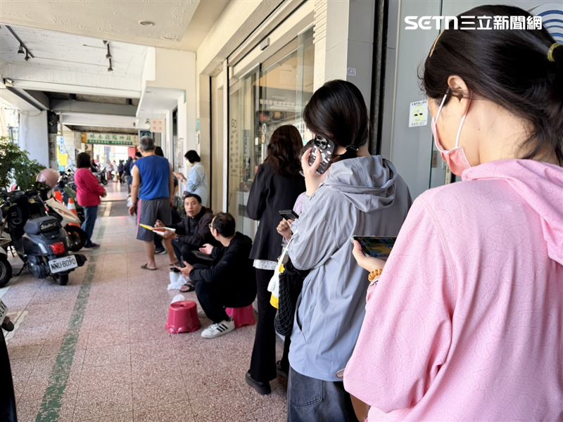 林逸欣父親診所推出的精油膏引起搶購熱潮，現場排隊人潮曝光。（圖／記者林昱孜攝影）