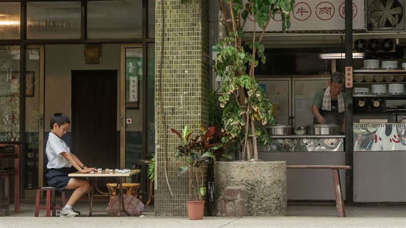 閉幕片《我的棋王爺爺》由李立群、洪瑜鴻（春風）、謝以樂細膩共演一段忘年棋緣。（圖／台北電影節提供）