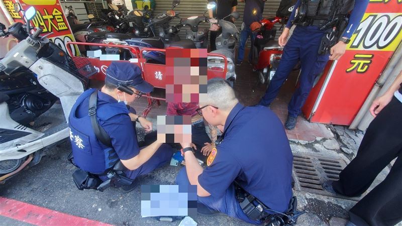 楊姓男子不明原因追撞停放在路邊的兩輛轎車，唾液驗出毒品反應陽性。(圖／翻攝畫面)