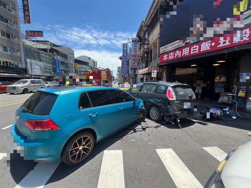 楊姓男子撞上停放在路邊的車輛，還不斷踩油門燒胎，民眾目擊楊男下車時全身不停抖動，疑似吸食喪屍菸彈。(圖／翻攝畫面)