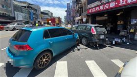 台中，林森路，疑毒駕，追撞3車，駕駛下車，恍神，抽菸，目擊民眾：全身顫抖疑吸毒(圖／翻攝畫面)