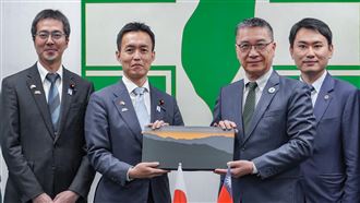 自民黨青年局訪民進黨　前女團成員也來了