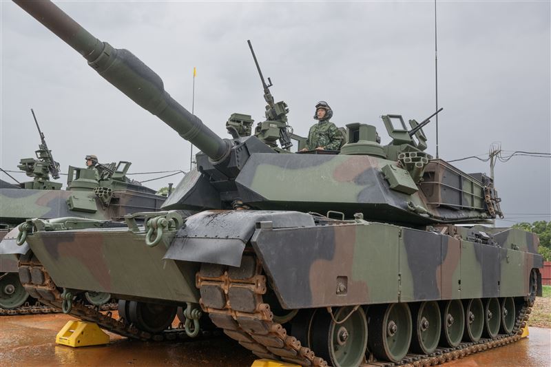 李翔宙質疑戰車重達70公噸，台灣有多少橋樑適合乘載M1A2T？顧立雄則表示，M1A2T已經在戰備偵巡，經過的橋樑顯示都能承載，事實不攻自破。（圖／總統府提供）