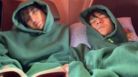 南韓人氣男團SEVENTEEN近期話題不斷，成員金珉奎一段「飛機讀書秒睡」的真實日常意外爆紅。（圖／翻攝自金珉奎IG）