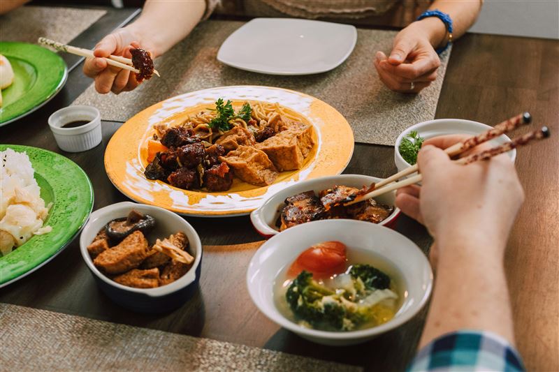 高油高糖飲食容易造成血糖劇烈起伏，餐前攝取適量杏仁果能穩定血糖。（示意圖／Pexels）