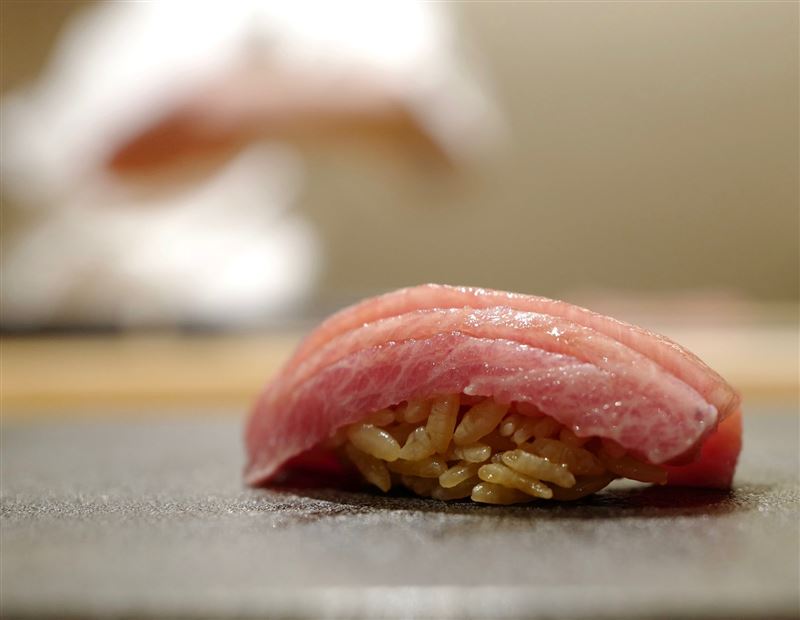 高雄銀昇限定餐會Hakkoku，壽司職人佐藤博之以鮪魚赤醋醋飯與純粹聚焦握壽司的江戶前鮨風格聞名。（圖／品牌業者提供）