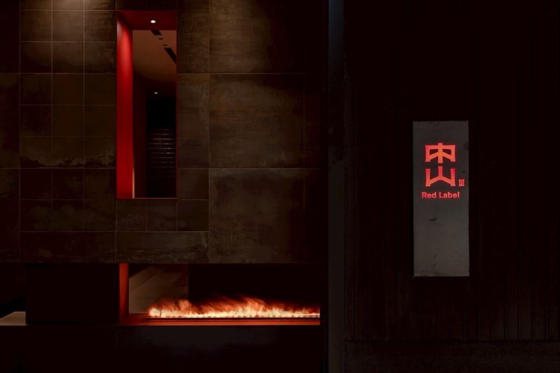 「中山Red Label」入口以低調黑紅語彙、炭火迎賓揭開序幕。（圖／品牌業者提供）