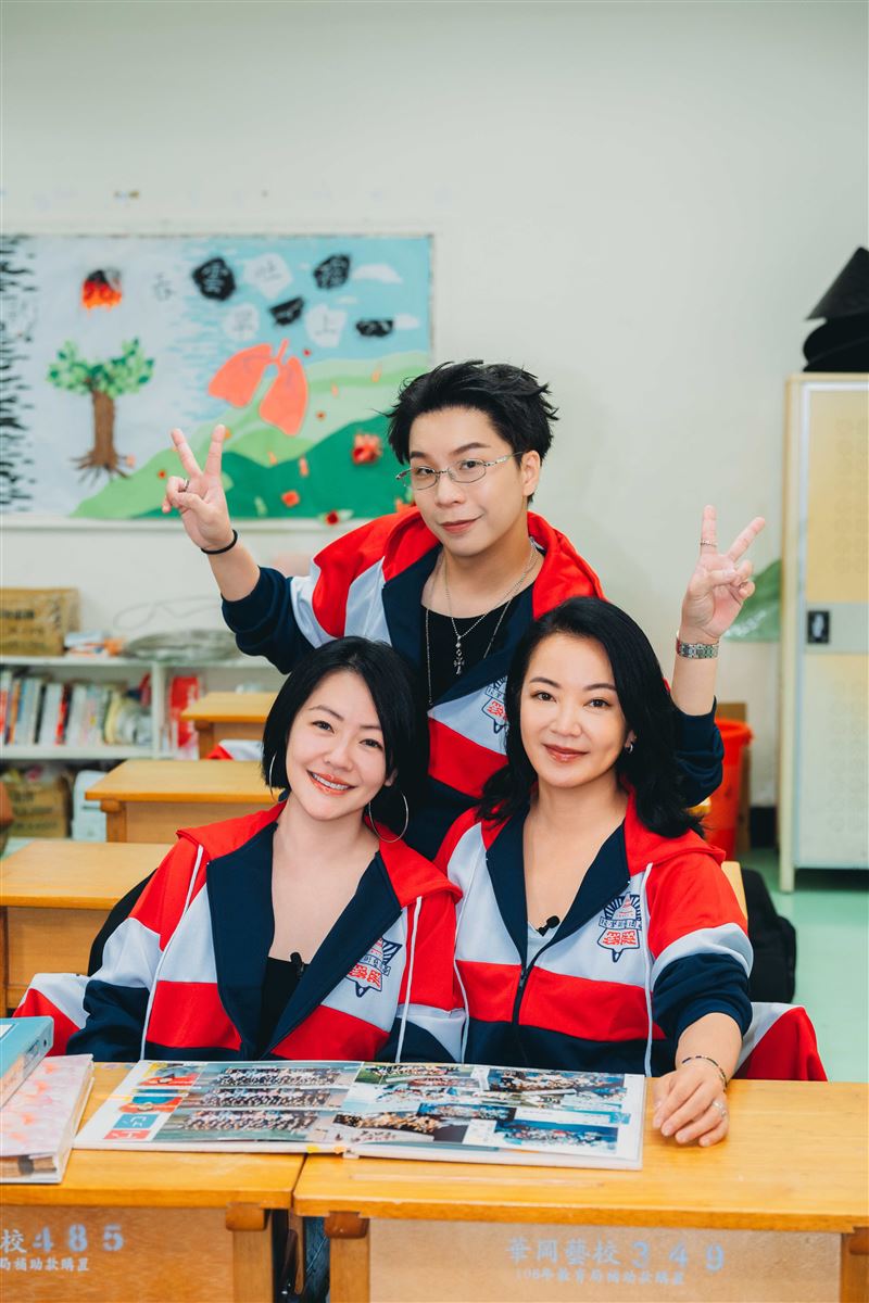 阿雅（右下）重返華岡被小S（左下）酸「師長假冒學生」！（圖／東森提供）