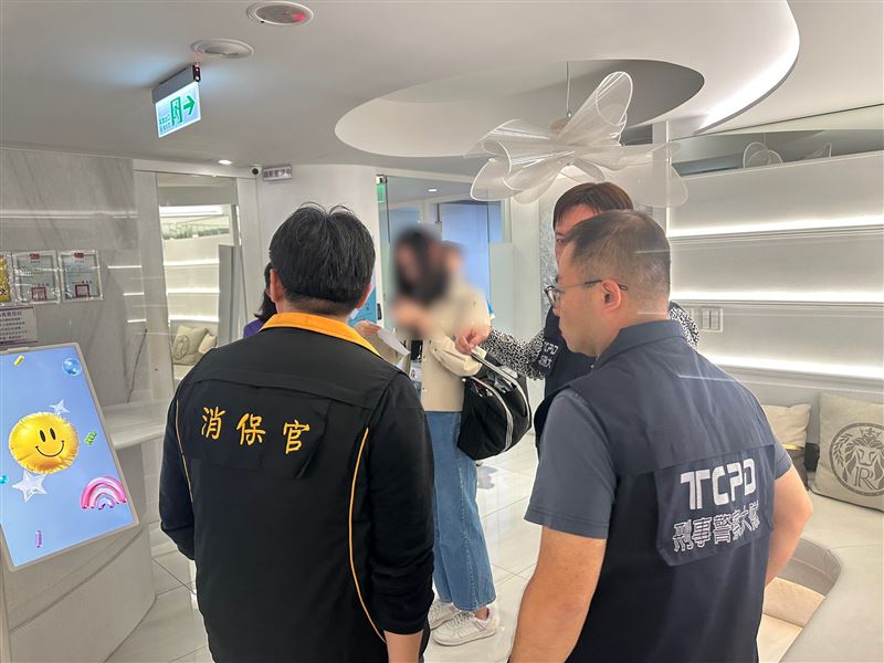 愛爾麗爆偷拍爭議！北市衛生局主政，會同市警局刑大及北市消保官稽查北市5間分店。(圖／北市法務局提供）