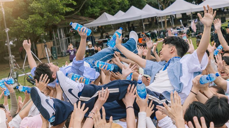 阿哲與可沛對於「人體衝浪」印象深刻。（圖／品牌提供）