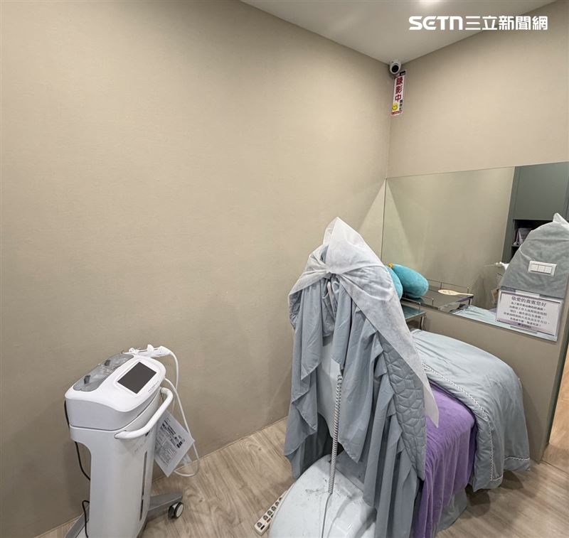 另1家分店更大膽，治療室內有裝設監視器並標示錄影中。（圖／翻攝畫面）