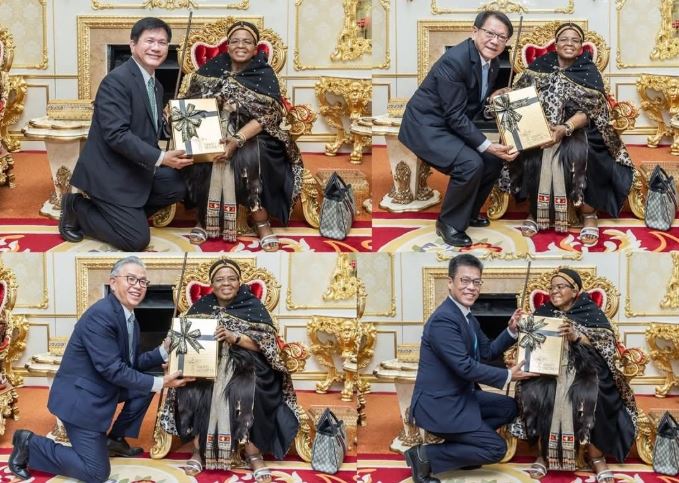 出訪官員們壓低身姿與行動不便的史瓦帝尼王母合影。（圖／組合圖）