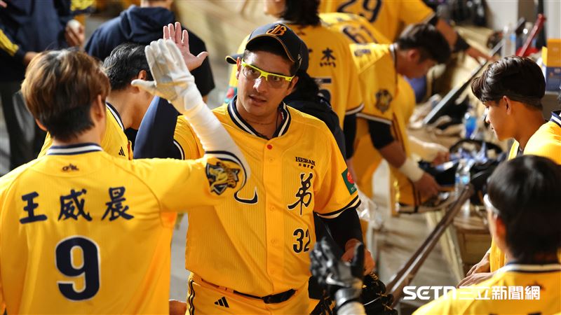 中職37年例行賽，中信兄弟先發投手羅戈投完6局退場，和隊友在休息區擊掌。（圖／記者劉彥池攝影）