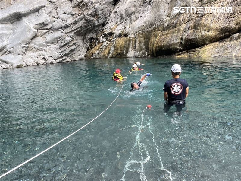 瀑布水面清澈，民眾目睹人影嚇壞報案。（圖／翻攝畫面）