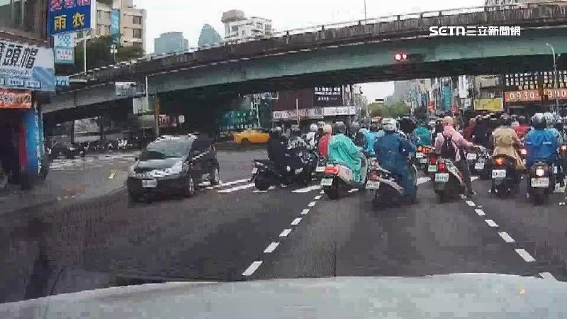 機車滿出待格，甚至停到對向車道