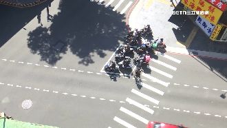 獨／台灣大道待轉格太小　騎士成待撞物