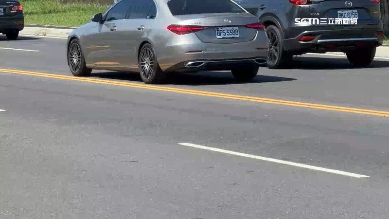 雙黃線精準分隔車道與車流