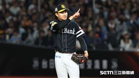 徐若熙投出變化球時，手套則幾乎靜止或直接撞擊。（圖／記者劉彥池攝影）