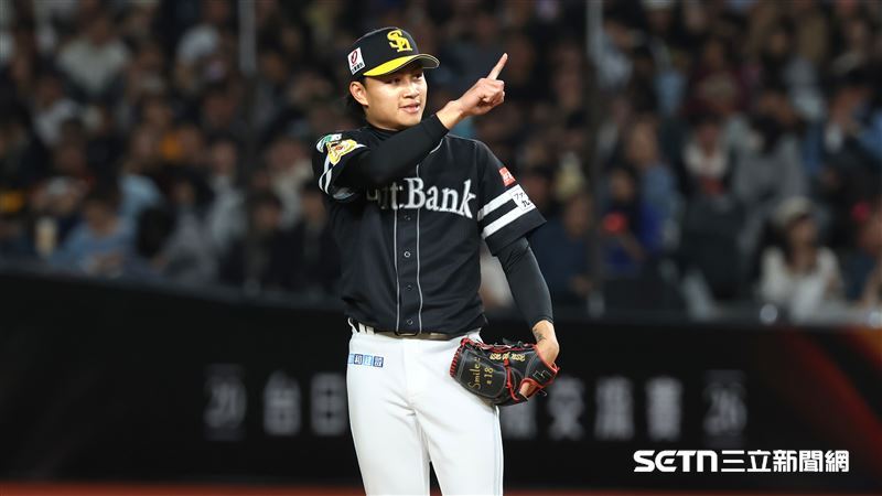 徐若熙投出變化球時，手套則幾乎靜止或直接撞擊。（圖／記者劉彥池攝影）
