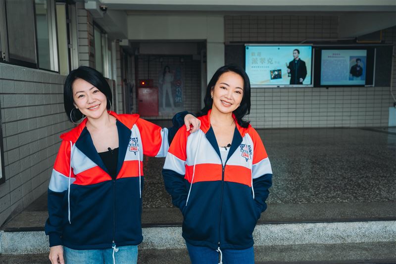 小S與阿雅回母校。（圖／翻攝自小S臉書）