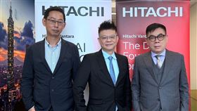 輝達的 AI 五層蛋糕，中間這層「資料儲存」最容易被忽視。台灣企業瘋 AI 卻常因數據散亂而卡關，Hitachi 推出 VSP One 方案，就像建立超強食材管理系統，穩定餵飽運算晶片，幫企業把數據變現！（右起為Hitachi Vantara 台灣區總經理 江偉儀、首席技術顧問 林祈禎、資深技術顧問 歐全鎰）（圖／Hitachi提供） 