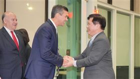 巴拉圭總統抵達台灣，林佳龍機場親迎友邦。（圖／翻攝自林佳龍Threads ）