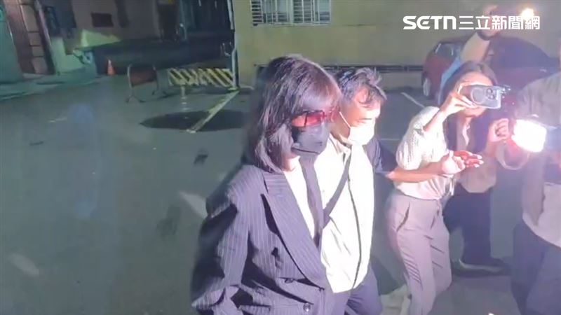 劉貞華面對媒體追問，她只說，「沒有」、「沒有受害者」，隨手快步走上車離去。（圖／翻攝畫面）