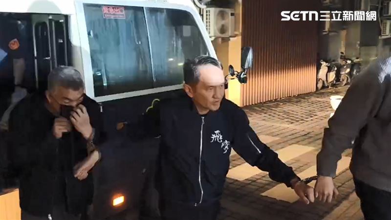 常如山（中）、張元齡及謝姓工程師，3人遭上銬，從地檢署搭上囚車，前往法院。（圖／翻攝畫面）