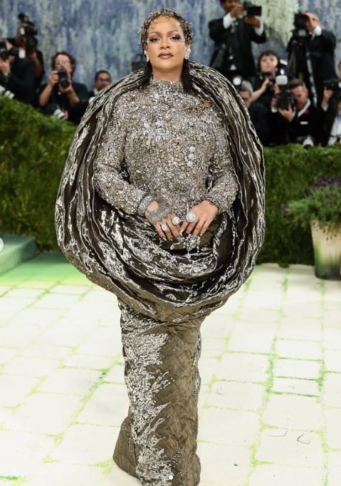 蕾哈娜（Rihanna）近期出席時尚盛事Met Gala，強大氣場吸引全場目光。（圖／翻攝自IG @themetgalaofficial）
