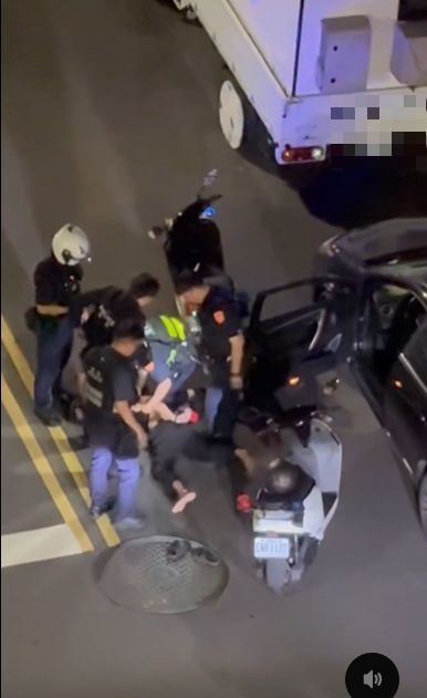 徐姓男子情緒激動用身體衝撞員警，當場遭壓制逮捕。（圖／翻攝自Threads @g8g8g88g8）