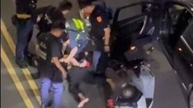 台中，五常街，紅線違停，拒檢，衝撞警，車內查獲毒品，武士刀（圖／翻攝自Threads @g8g8g88g8）