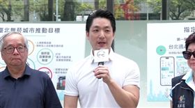 台北市長蔣萬安視察無菸城市指定負壓式吸菸區（圖／翻攝畫面）