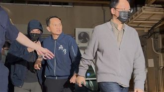 愛爾麗診所藏針孔　總裁常如山、廠商等3人聲押禁見愛爾麗診所疑藏針孔攝影機，愛爾麗集團總裁常如山（中）、張姓特助（右）及謝姓廠商（左）經檢方複訊後遭聲押禁見，7日凌晨移送至法院等候開庭。中央社記者曹亞沿攝 115年5月7日