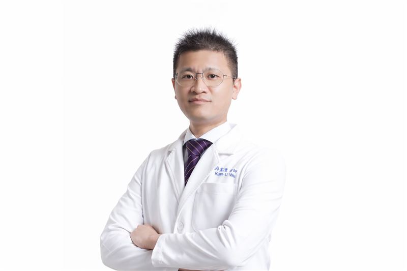 高雄醫學大學附設中和紀念醫院胸腔內科吳寬澧醫師表示，免疫療法副作用可能影響皮膚、腸胃及內分泌，需定期回診並依靠腸胃科、內分泌科與營養師等跨科團隊，確保患者安全完成治療