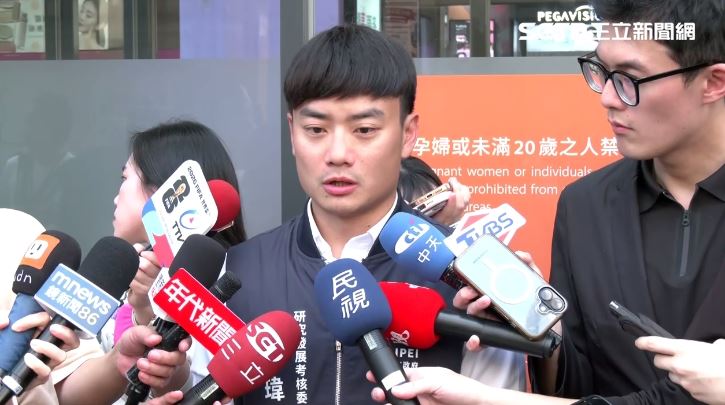 台北市研考會主委殷瑋指出，北市清潔隊投藥使用鼠餌站或是投入鼠洞、隱蔽處，避免毛小孩誤食，一般路邊看到的老鼠藥，可能都是非專業人士投放。（圖／翻攝畫面）
