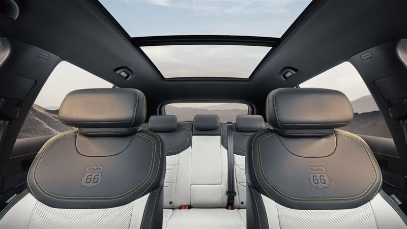 車艙以「Legend極境灰」與「Domino迷霧黑」雙色鋪陳。（圖／Ford提供）