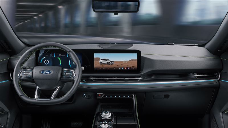 車內有雙12.3吋數位螢幕、手機鑰匙與360度環景影像。(圖/Ford提供)
