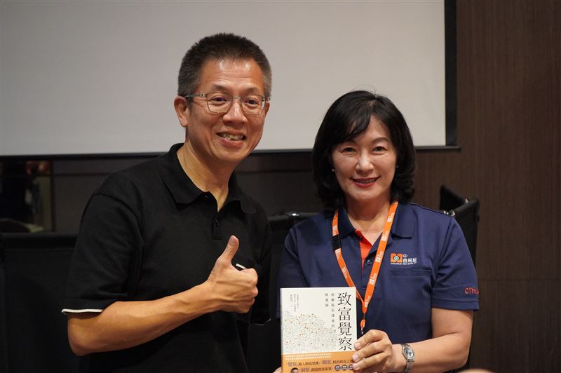 從第一線業務到公會領導者，黃惠爭（右）以28年的實務累積，結合數位創新與跨界整合思維，正帶領屏東房仲產業邁向全新階段。（圖／中信房屋提供）