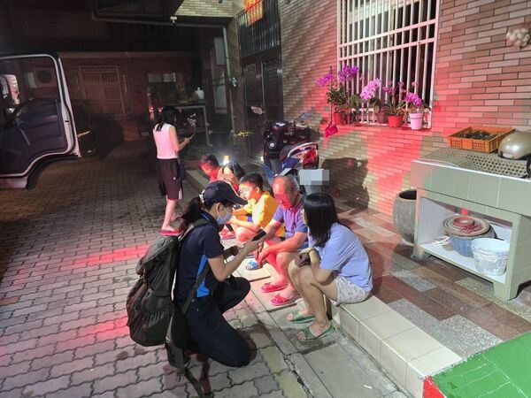 消防員救出6人1貓，未造成人員傷亡。（圖／翻攝畫面）