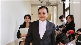 立法院長韓國瑜主持軍購案第四度朝野協商，國民黨立委賴士葆（前）民進黨立委林楚茵（後）前往協商地點（圖／記者楊士誼攝影）