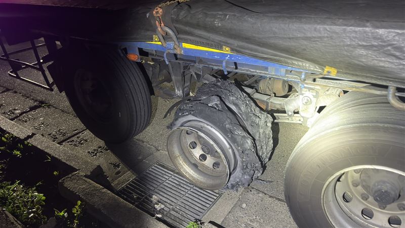 一輛聯結車行駛經過國3和美段時突然爆胎，大量輪胎皮散落，導致後方21車閃避不及連環碰撞。(圖／翻攝畫面)