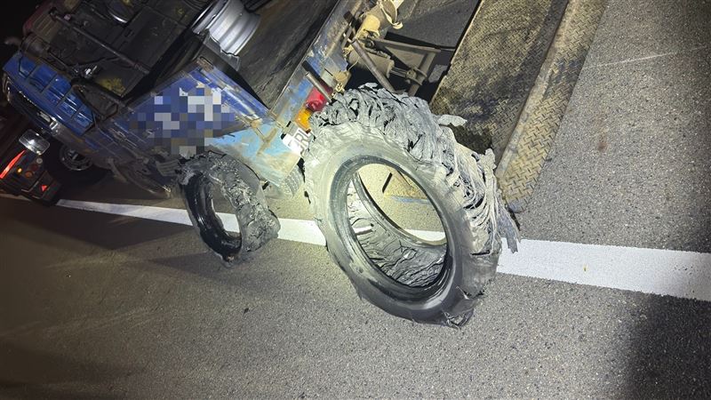 爆胎掉落大量輪胎皮，造成後方車輛追撞、車體受損。(圖／翻攝畫面)