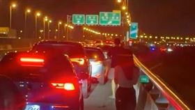 國3和美段，聯結車爆胎，輪胎皮散落，21車閃避不及，連環撞，車體受損（圖／翻攝自Threads @3bangz.0323）