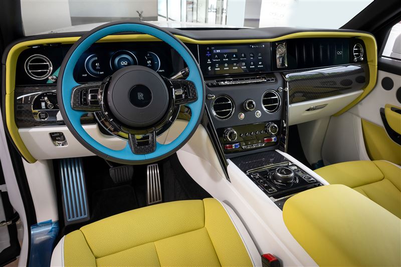 車艙導入科技纖維飾板與黑化金屬細節。（圖／Rolls-Royce提供）