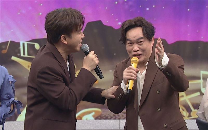 康康(右)聞「光頭」當眾炸鍋，自爆整頭戴假髮全場笑翻。(圖／中視提供)