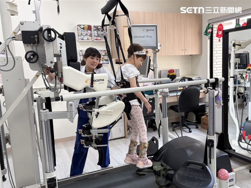 11歲的佳悅從小面臨肢體僵硬與行動困難，接觸到北醫附醫的復健機器人計畫後，如今可連續行走30分鐘。（圖／記者簡浩正攝影）