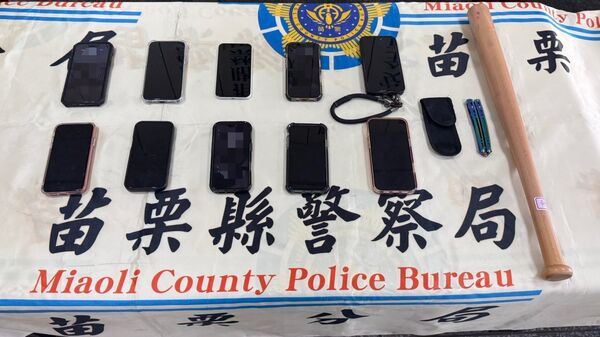警方拘提11人到案，並查扣球棒、手機及摺疊刀等證物。（圖／翻攝畫面）