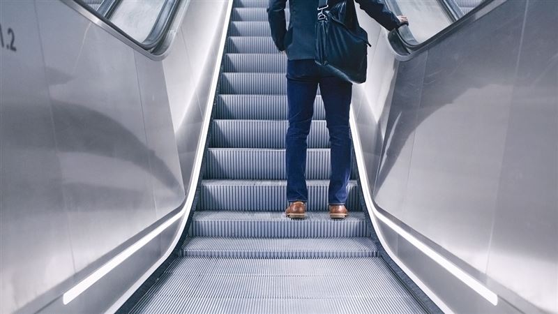 搭乘電扶梯時行走極易發生意外，專家直言行為如同玩命，「站定不動」才是目前最正確的新觀念。（圖／通力電梯提供）