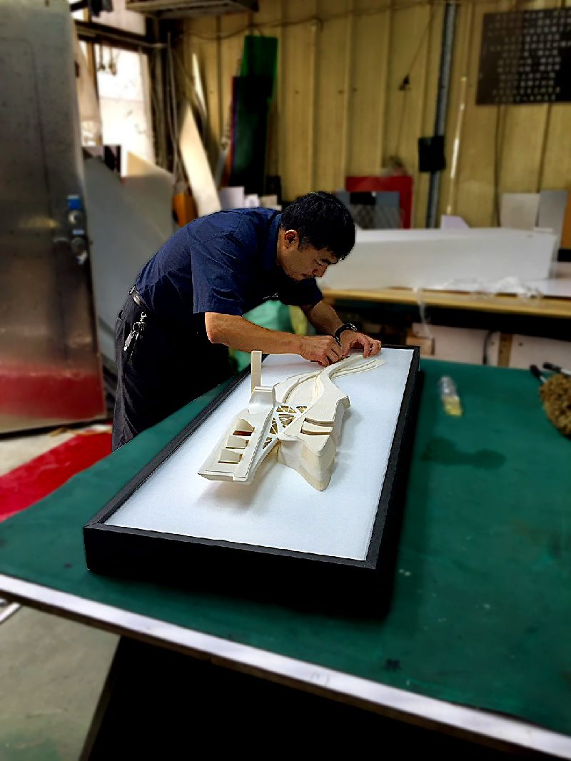 台中古根漢美術館模型修復 仔細清潔贏特室內設計收到台中古根漢美術館模型,由總監魏永成操刀,仔細清潔模型展開修復。(圖/贏特室內設計提供)